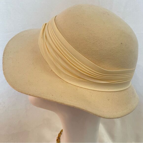 Vintage Cream Felted 1960s Ladies’ Hat - Picture 6 of 14
